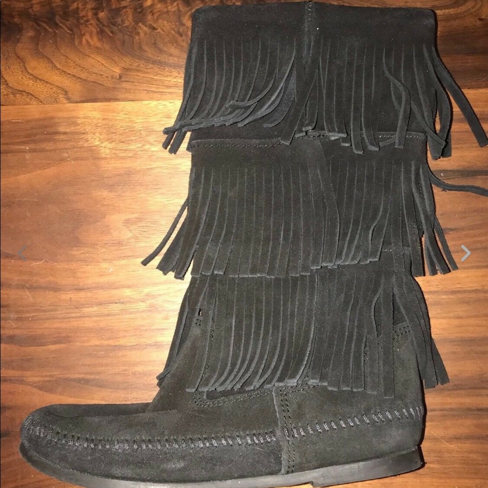 Minnetonka black suede 3 tier fringe boots 7 m